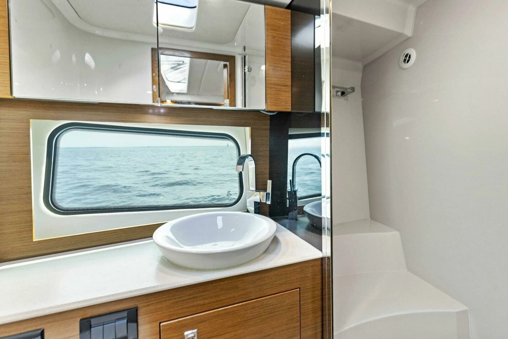 2015 Cruisers Yachts 390 Express Coupe - Image 34