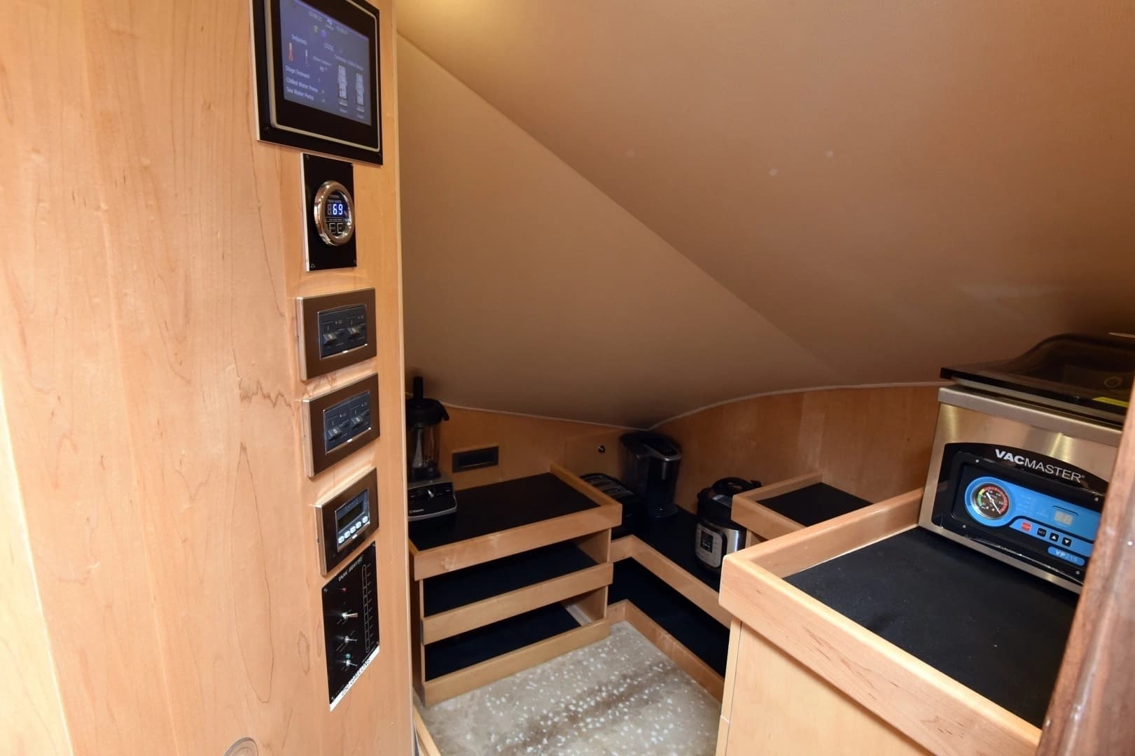 2019 Viking 80 Skybridge - Image 23