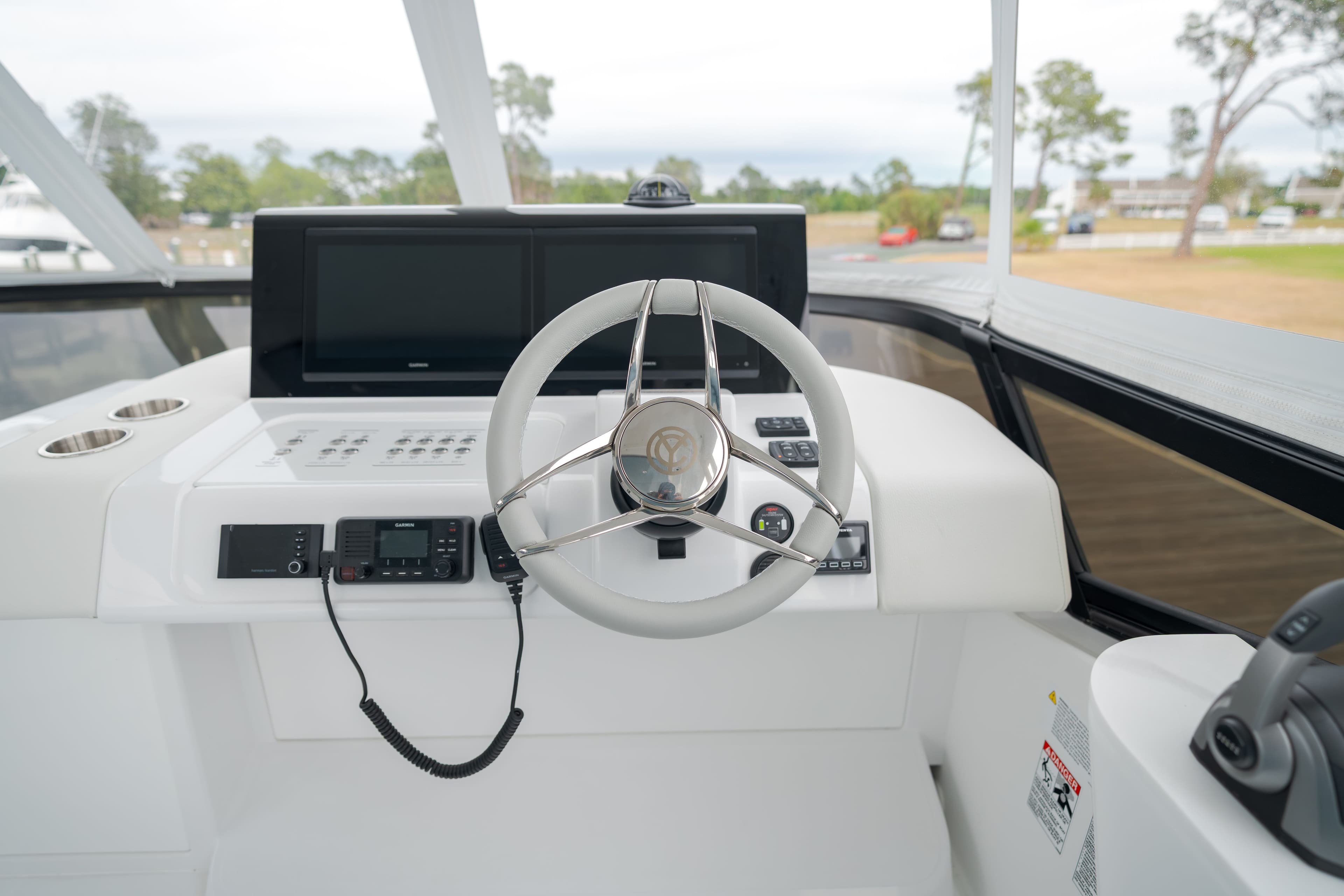 2026 Cruisers Yachts 57 Fly - 32