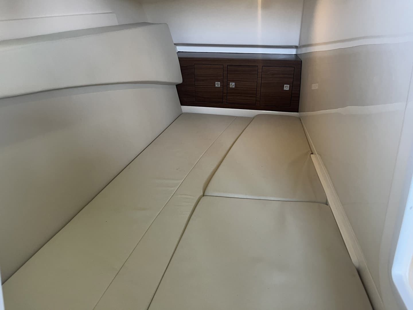2022 Boston Whaler 320 Vantage - Image 11