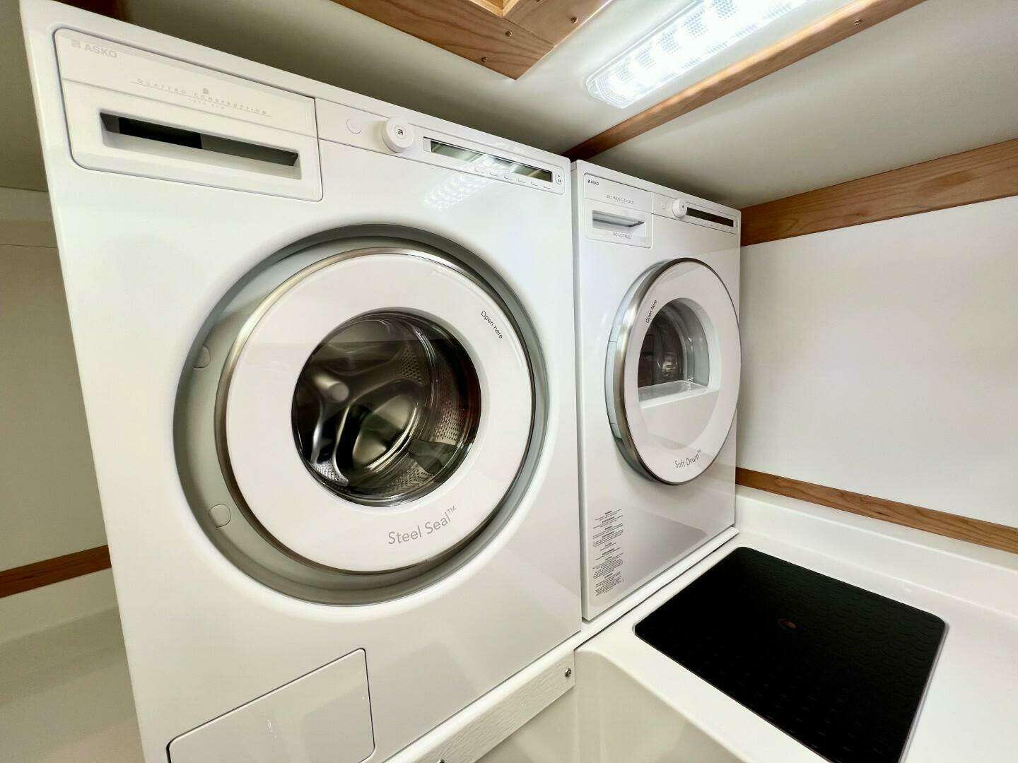 2027 Sabre 43 Salon Express - Image 26