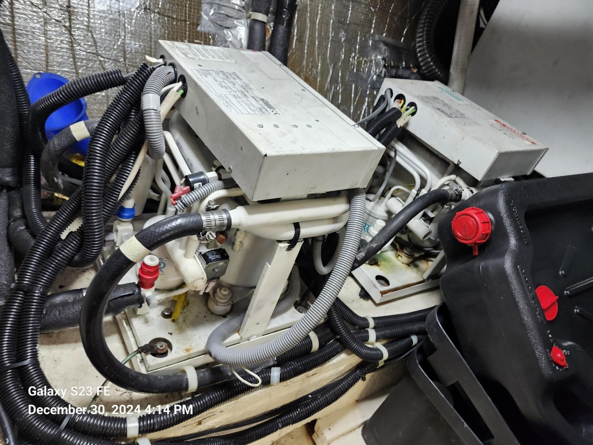 Engine room of 1999 Navigator 4800 CLASSIC with mechanical components and wiring.