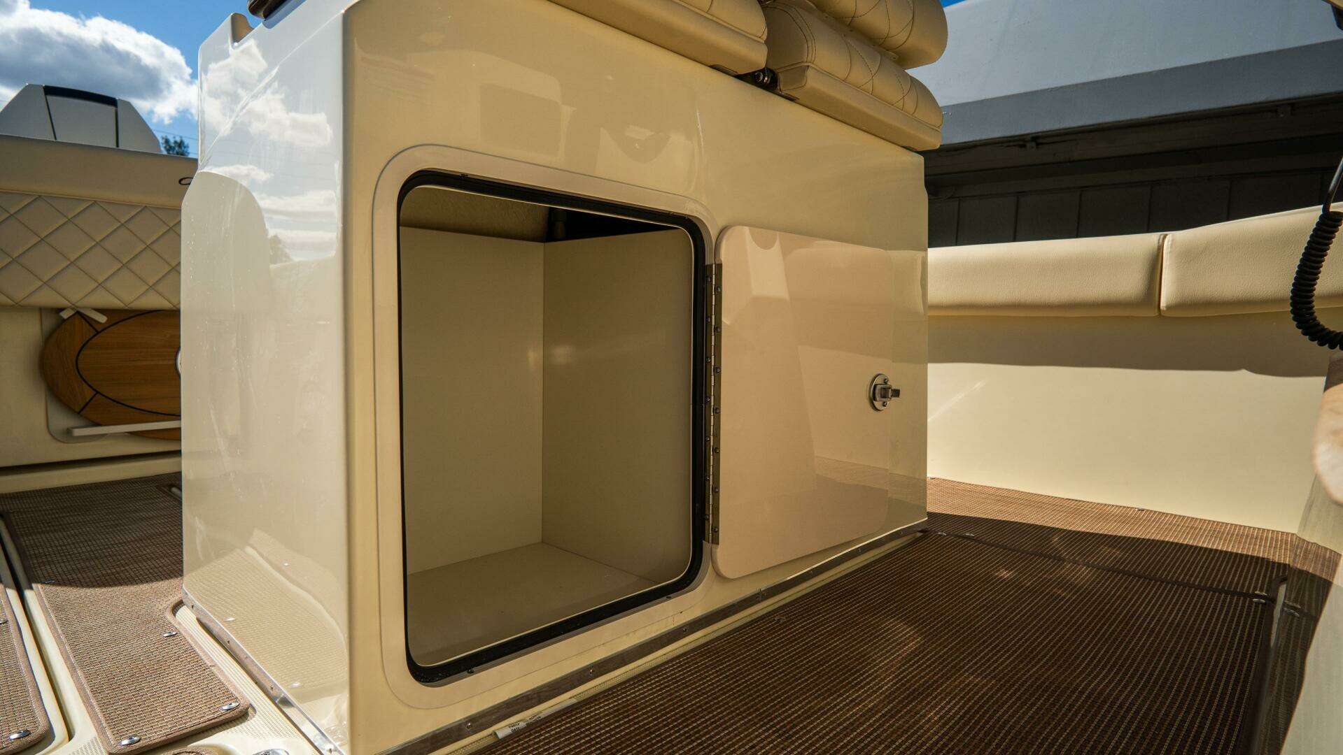 2025 Chris-Craft Catalina - Image 25