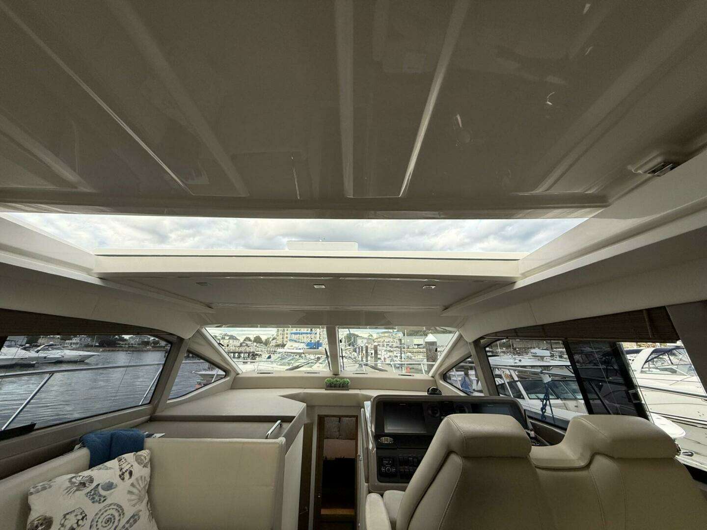 2018 Sea Ray 460 Sundancer - Image 9