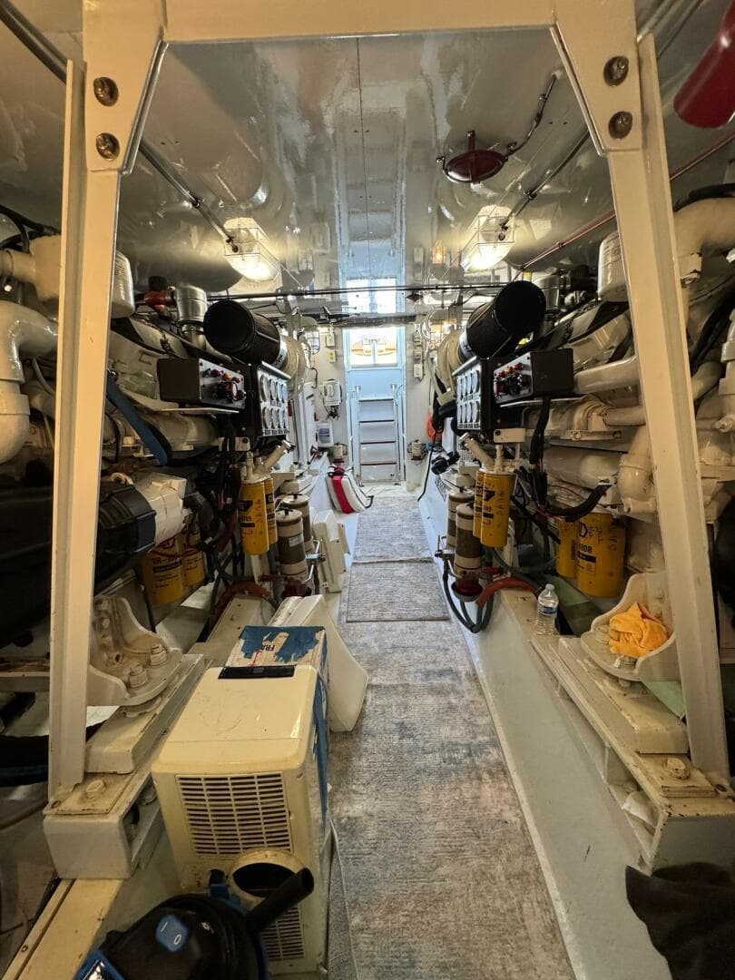 1985 Hatteras 60 Convertible - 54