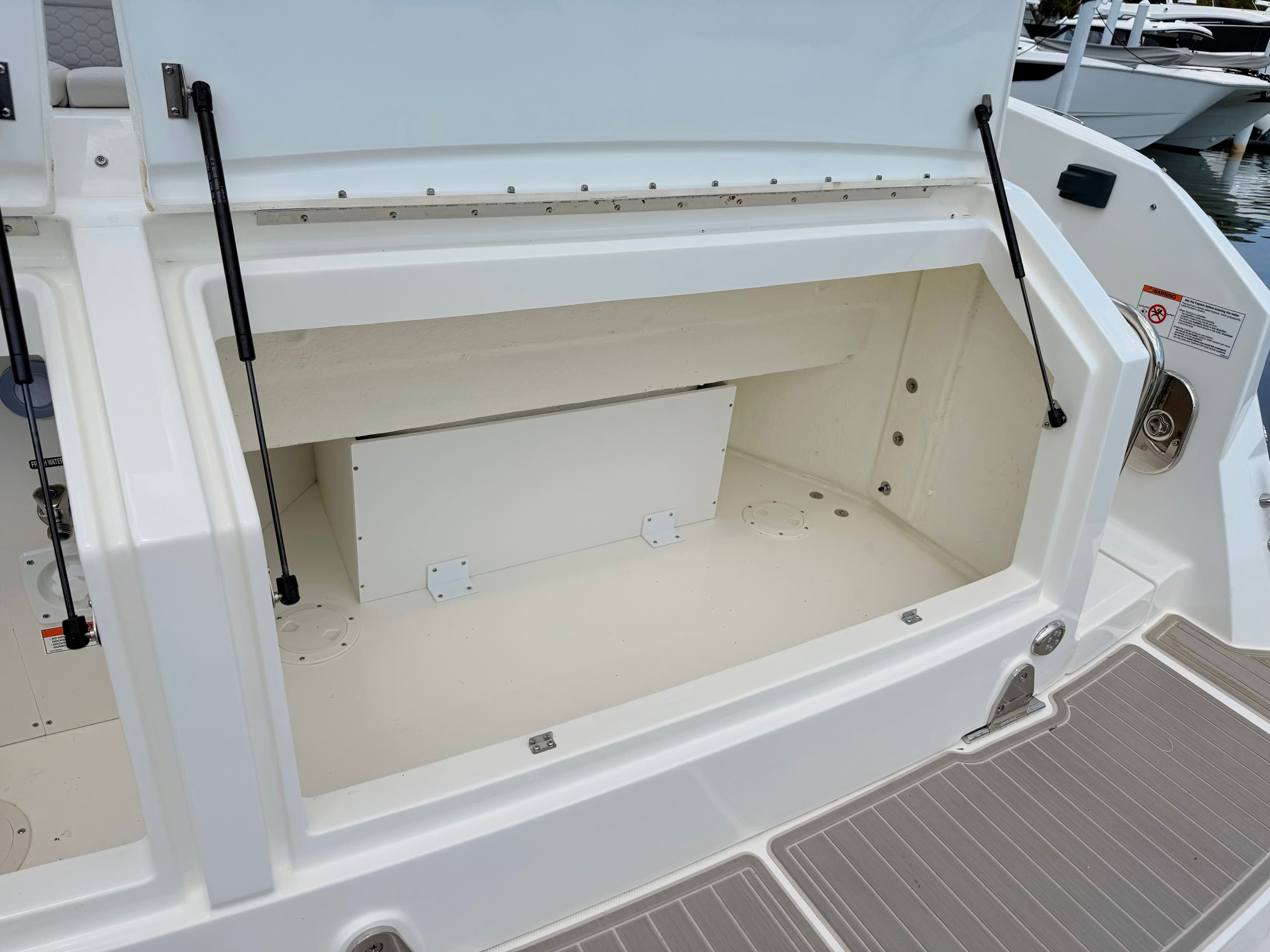 2026 Sea Ray Sundancer 320 Outboard - 26