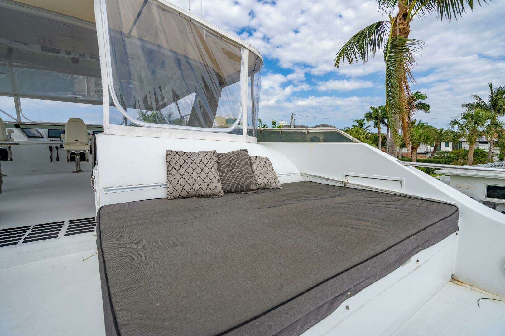 2001 Hatteras 100 Motor Yacht - Image 90