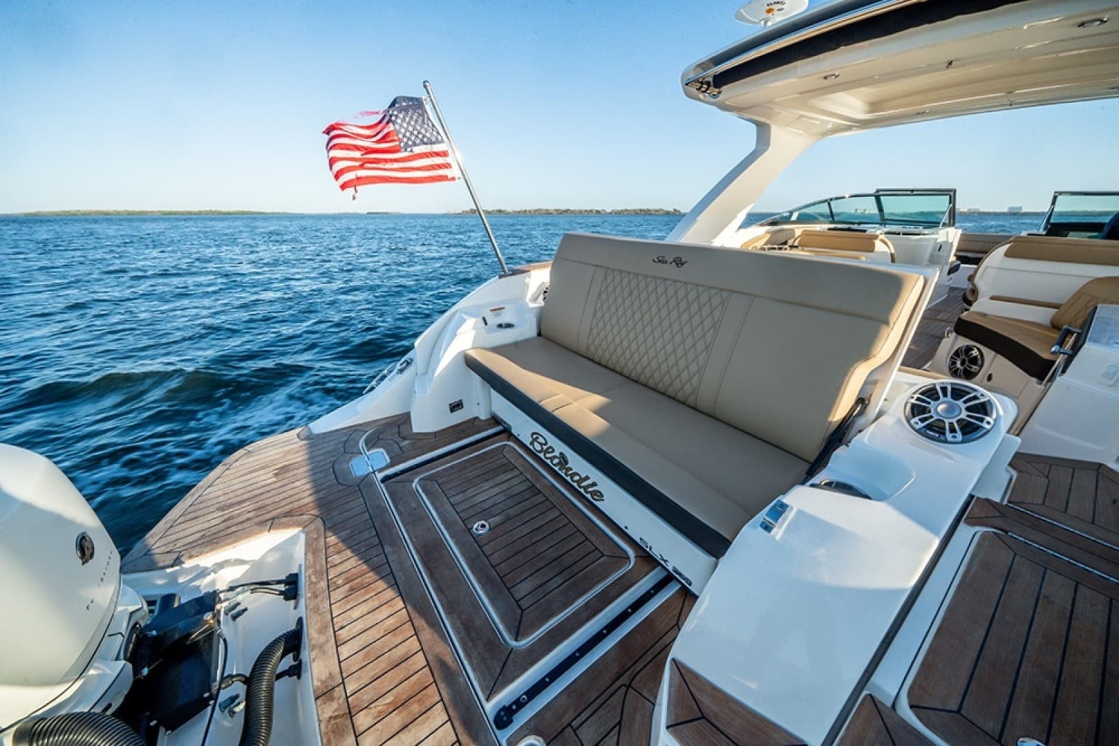 2023 Sea Ray SLX 350 Outboard - Image 12