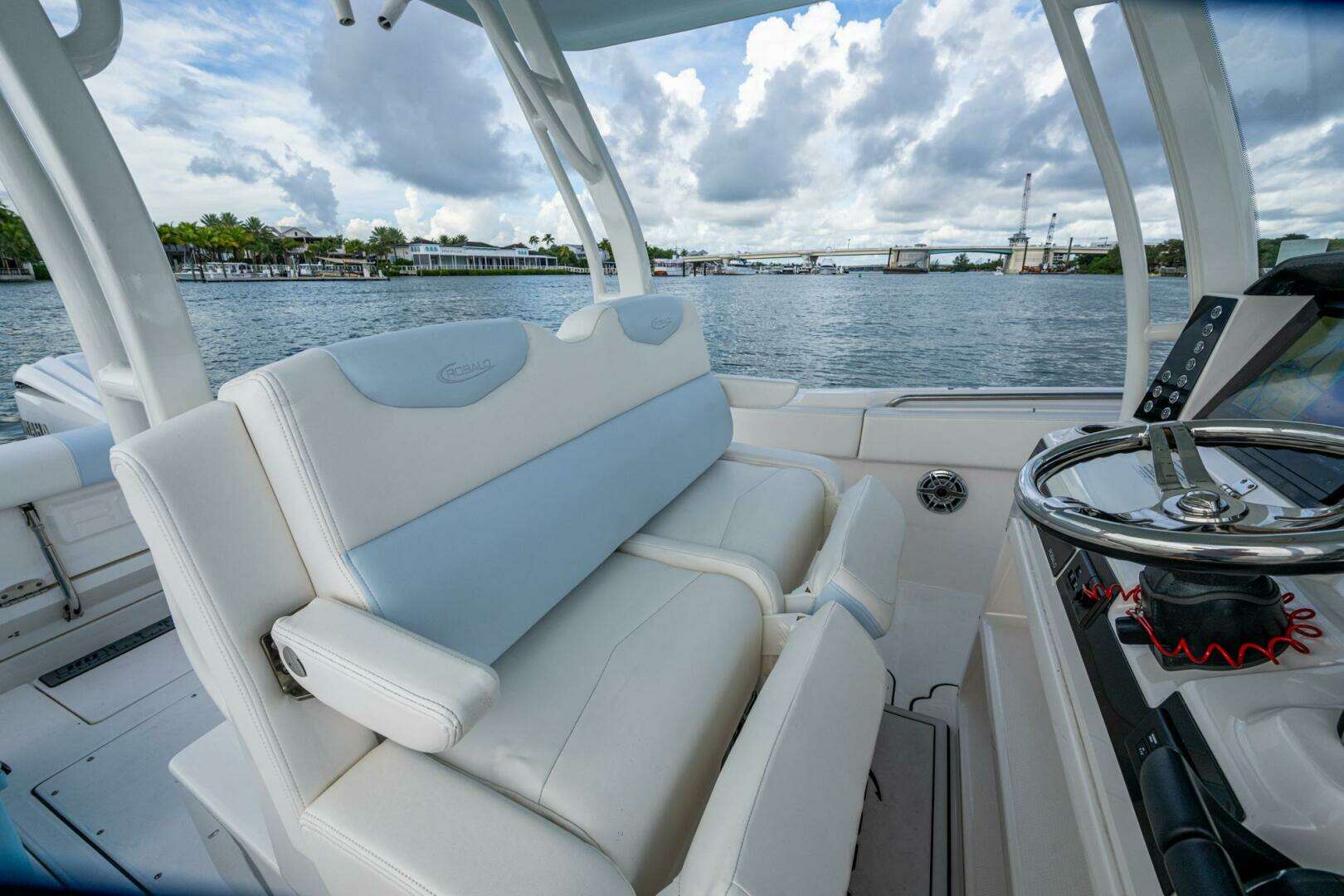 2023 Robalo R302 - Image 13