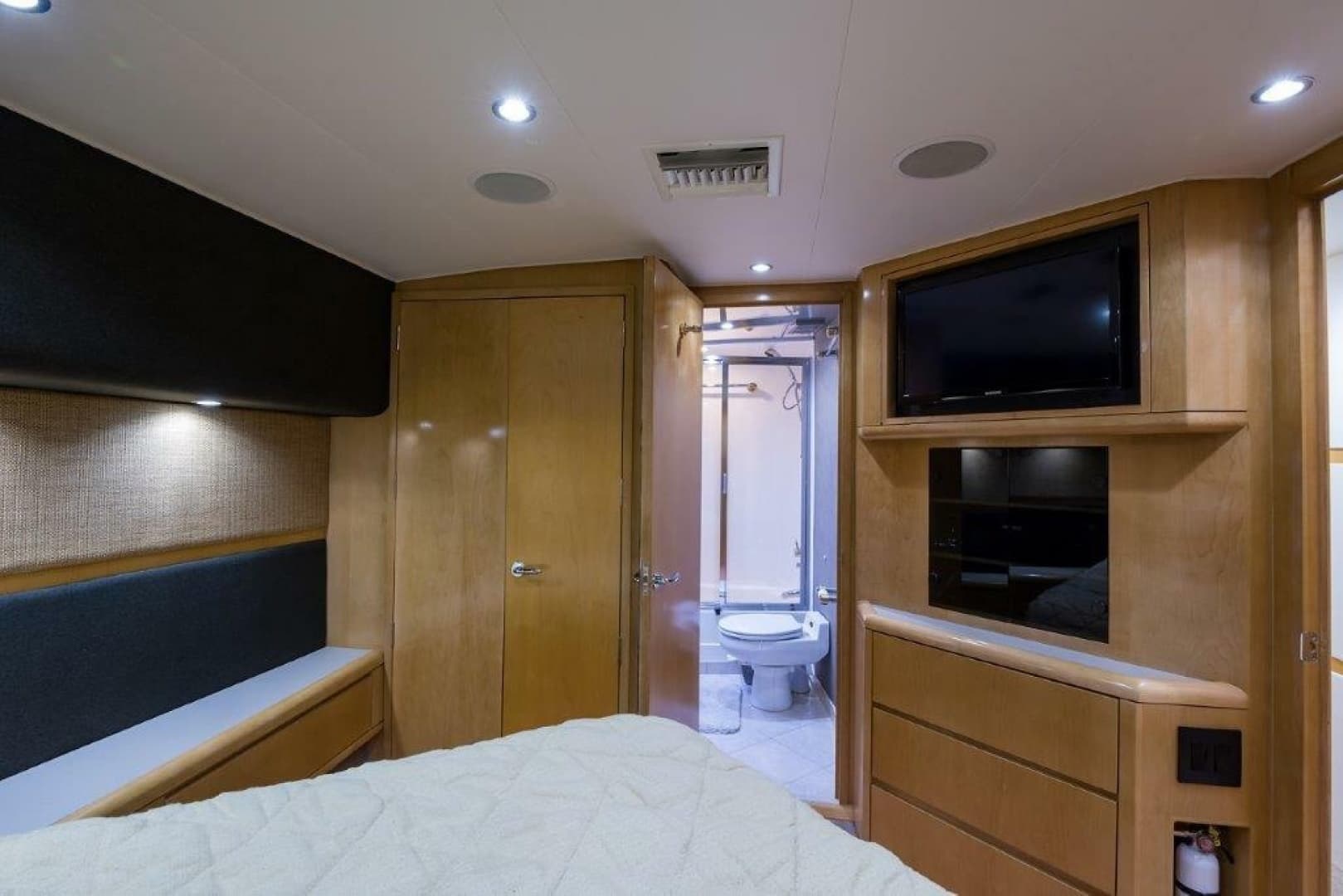 2000 Hatteras 60 Convertible - Image 38