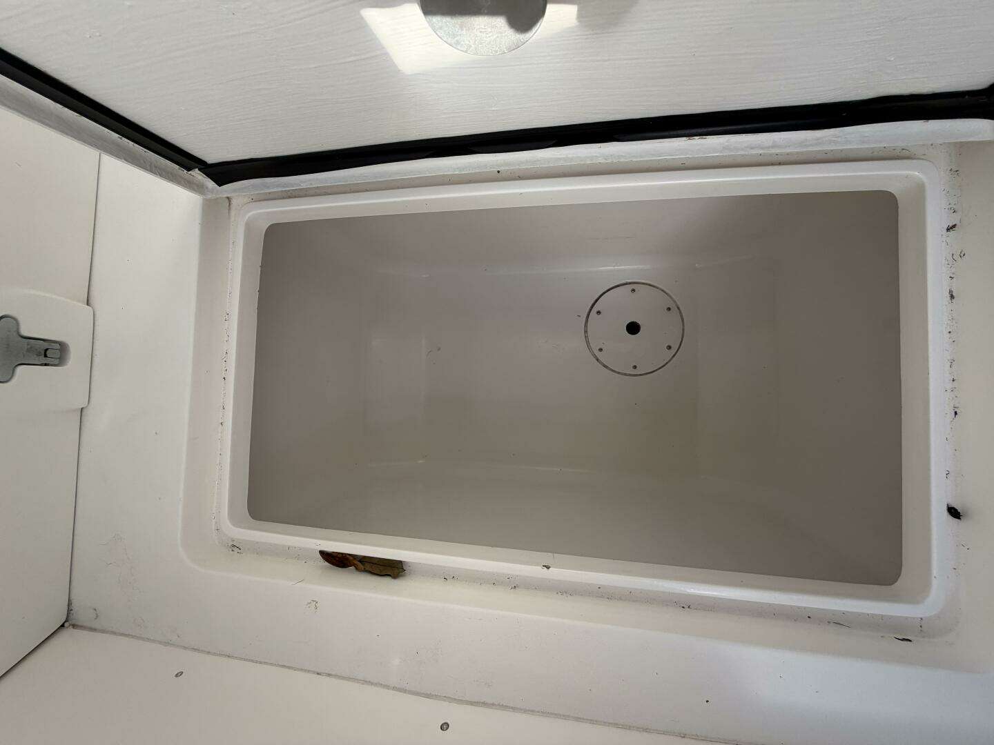 2003 Intrepid 310 - Image 36