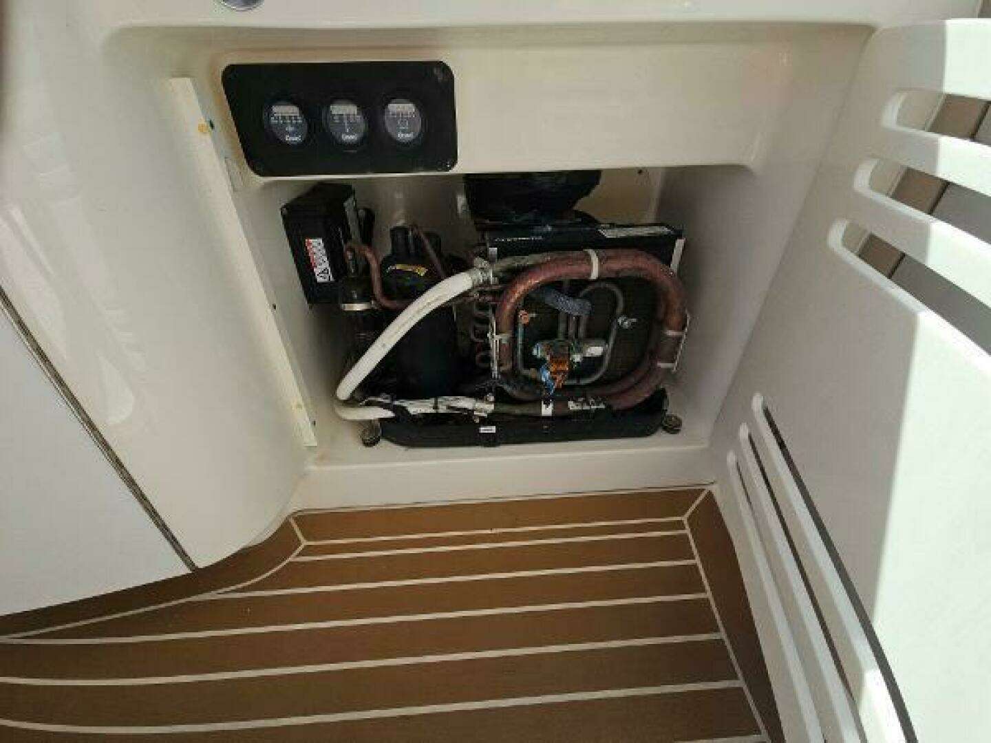 2005 Sea Ray 500 Sundancer - Image 17