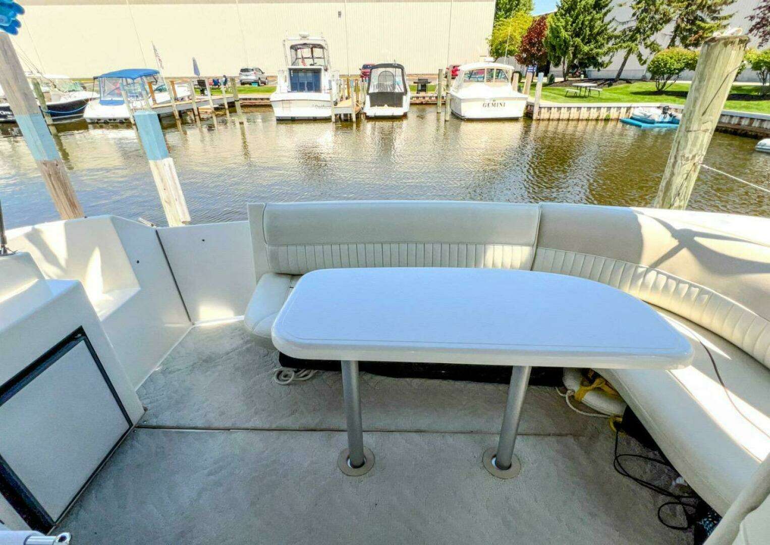 1998 Cruisers Yachts 3575 Esprit - Image 11