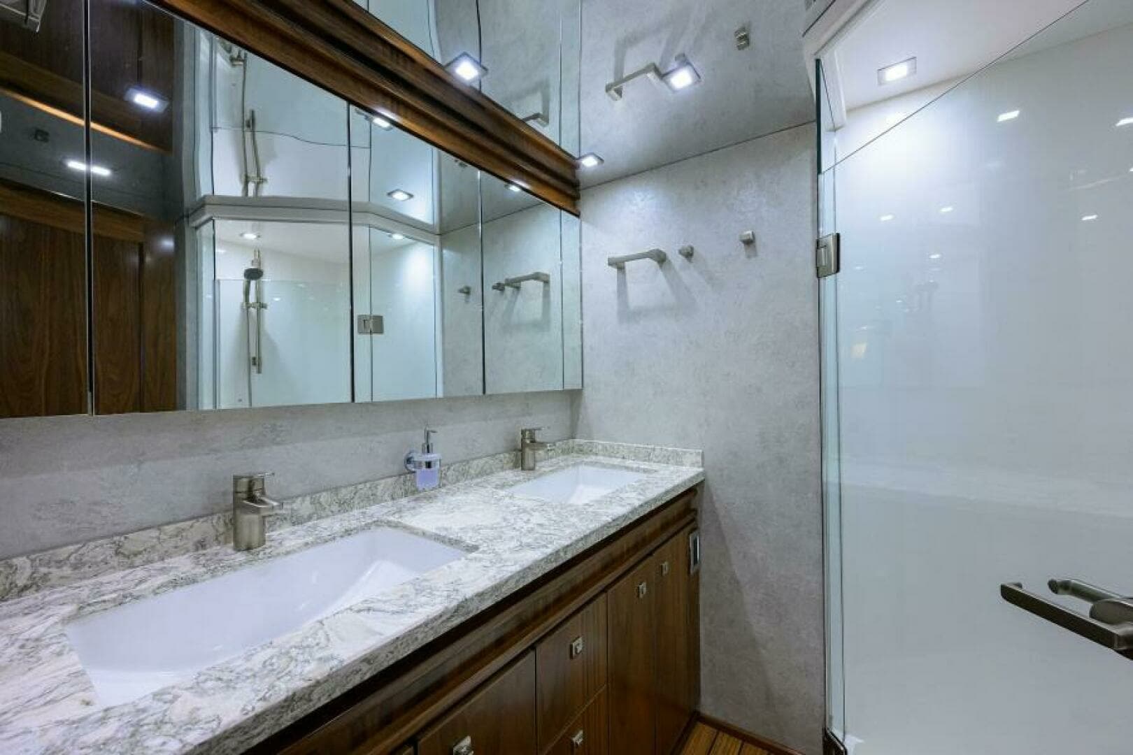 2019 Viking 80 Convertible - Image 15
