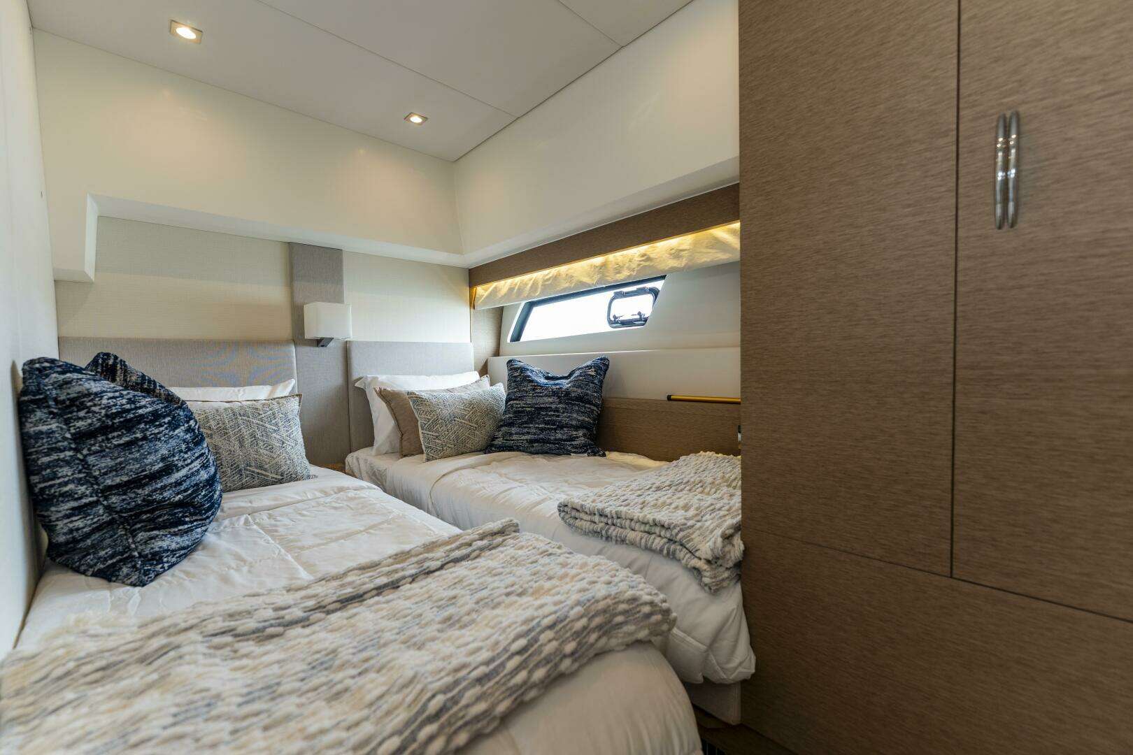 2018 Prestige 560 - Image 36