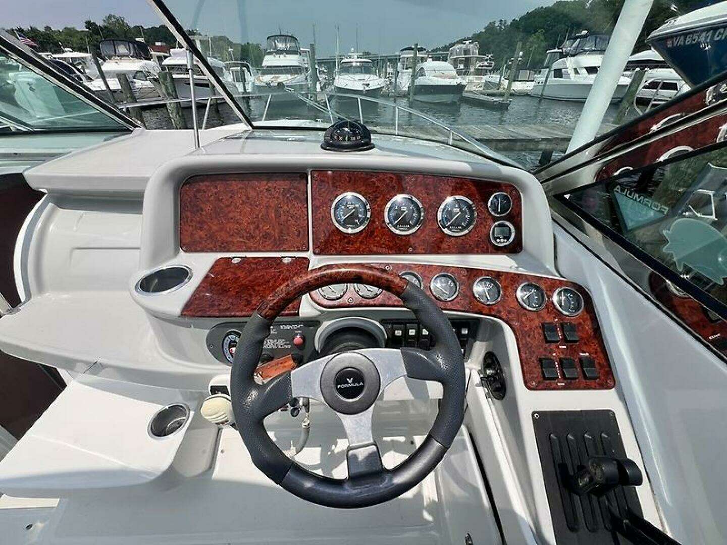 2005 Formula 330 Sun Sport - Image 29