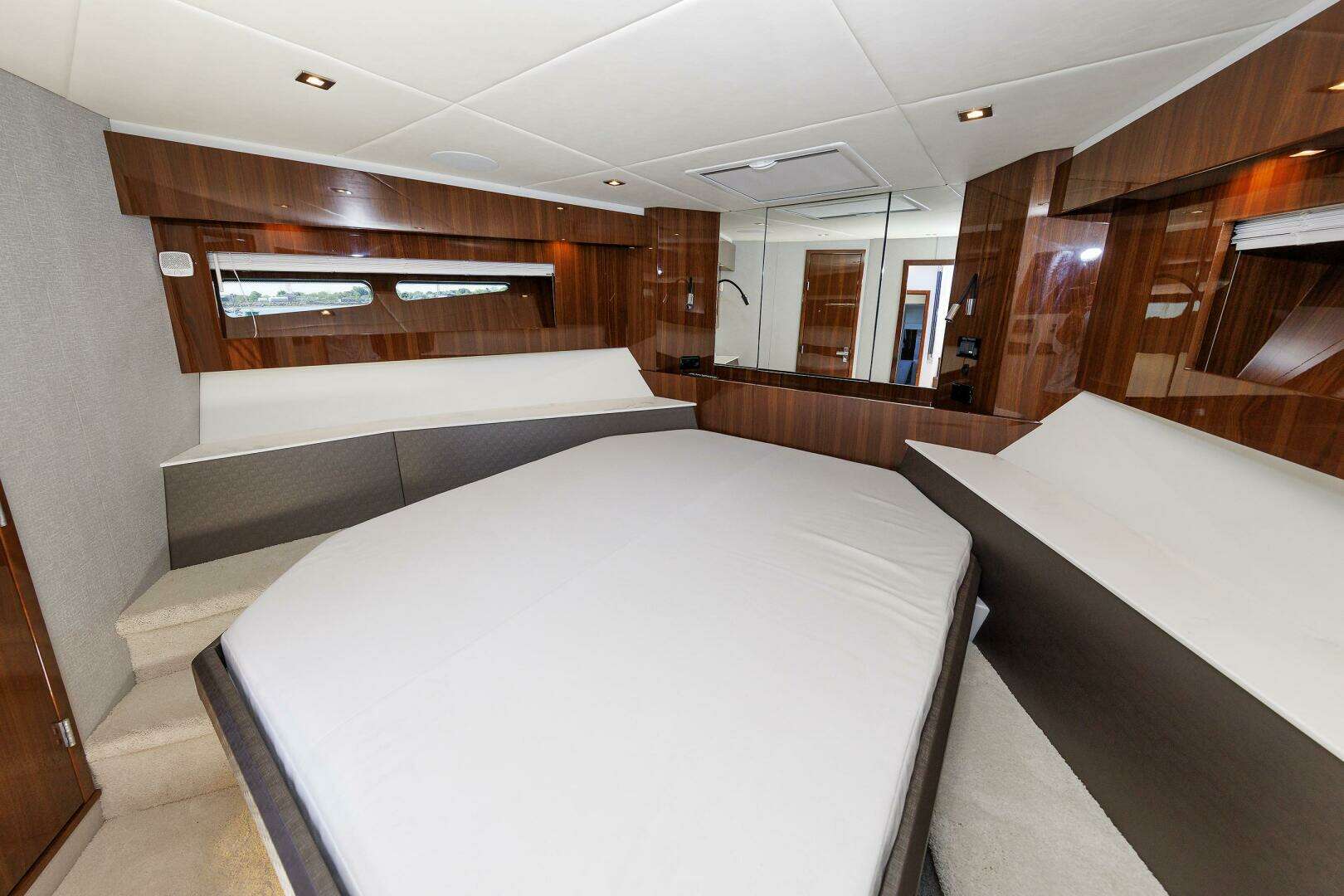 2021 Cruisers Yachts — - Image 37