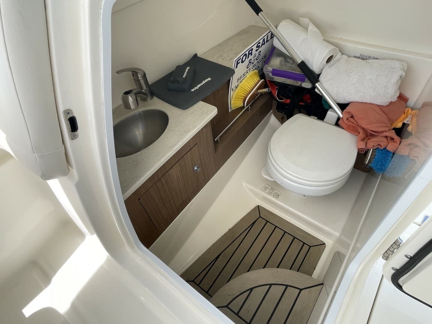 2016 Boston Whaler 270 Vantage - Image 42