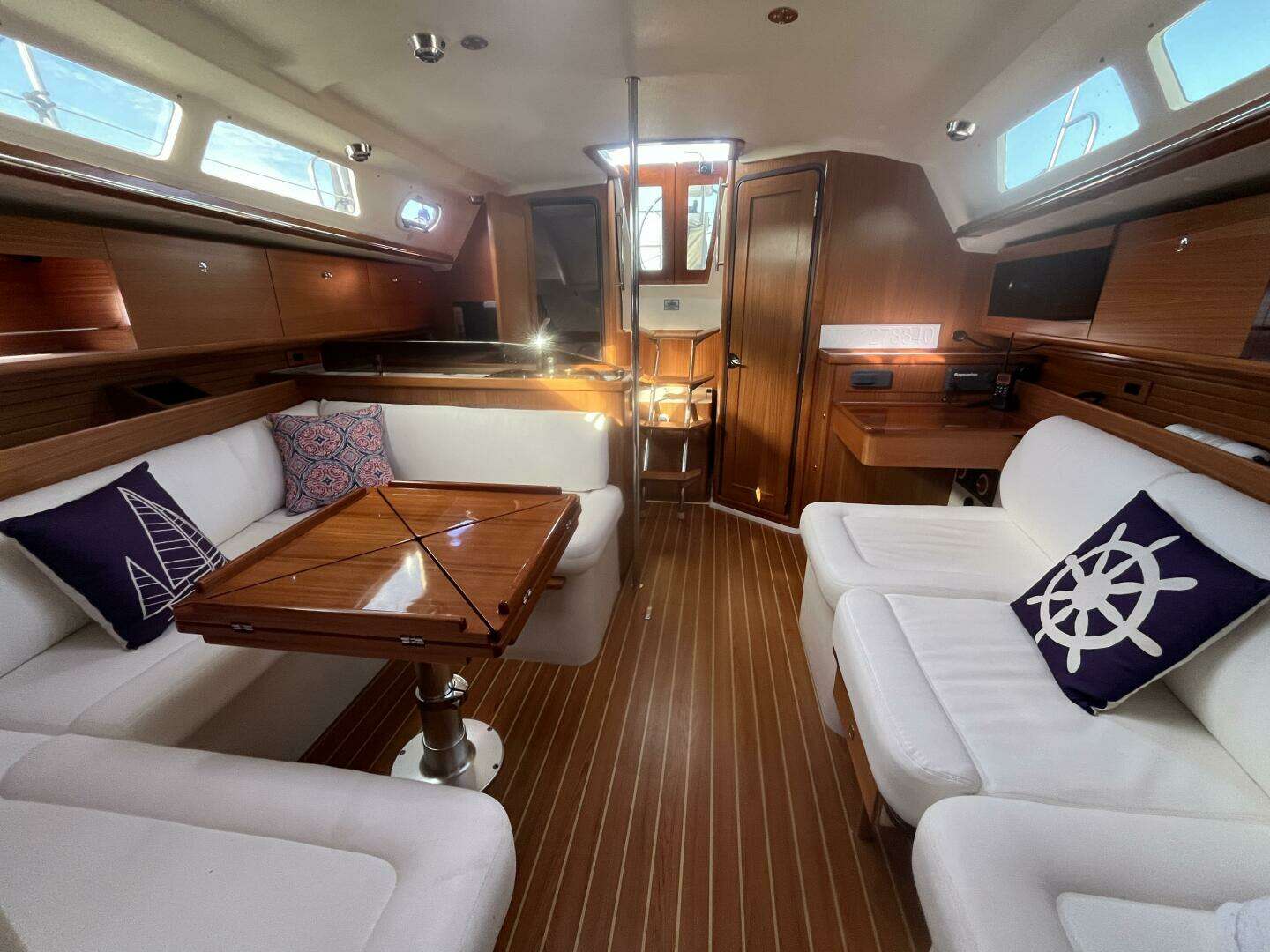 2017 Catalina 355 - Image 34