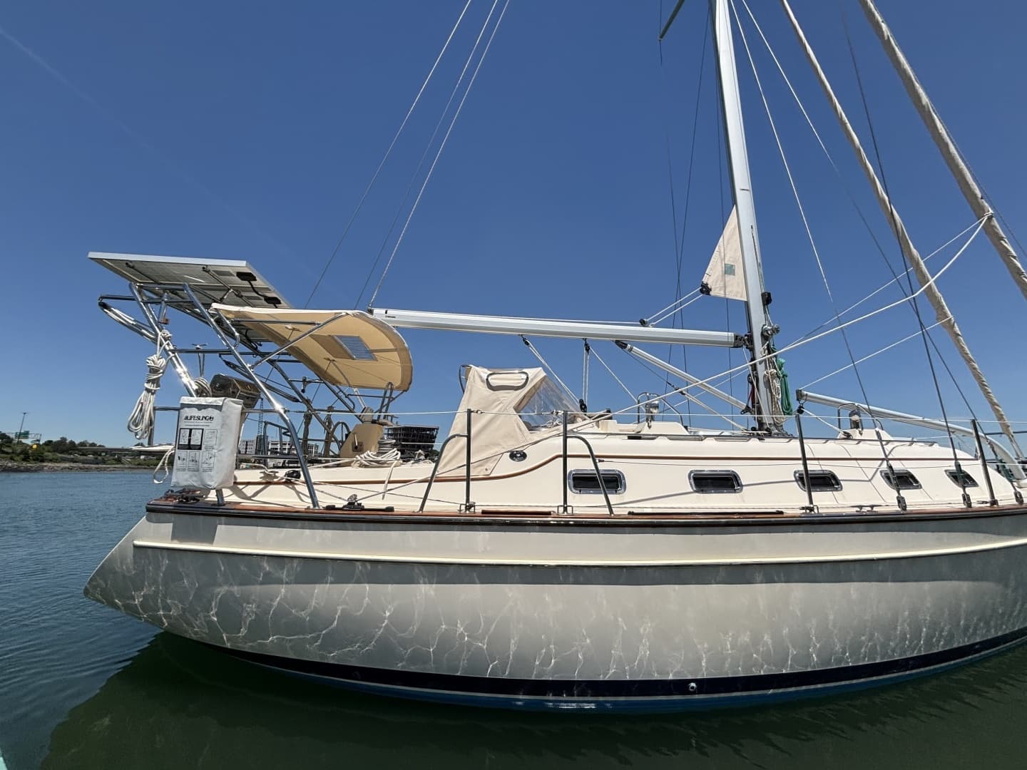 2015 Island Packet — - Image 7
