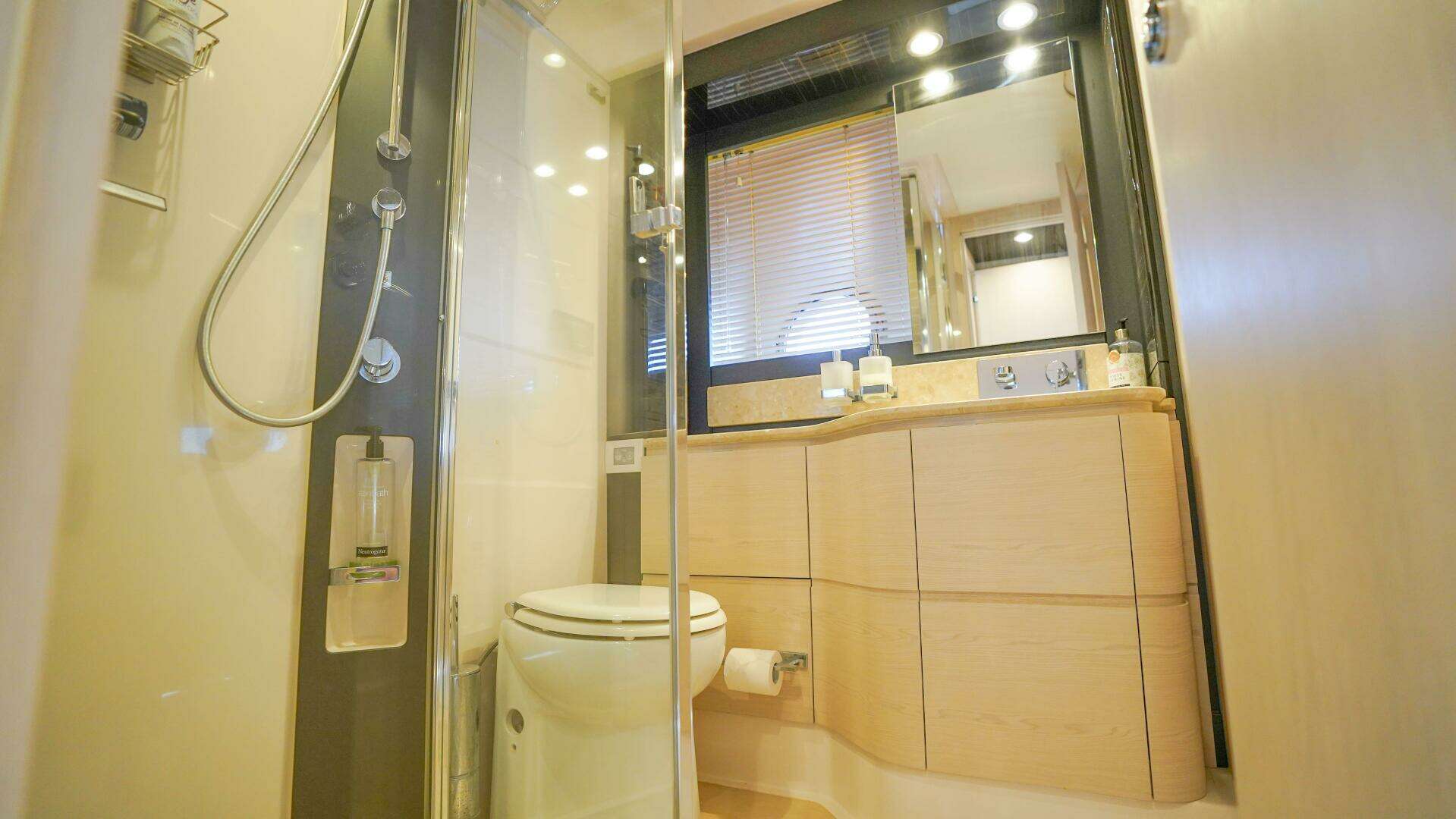 2017 Azimut 66 Flybridge - Image 40