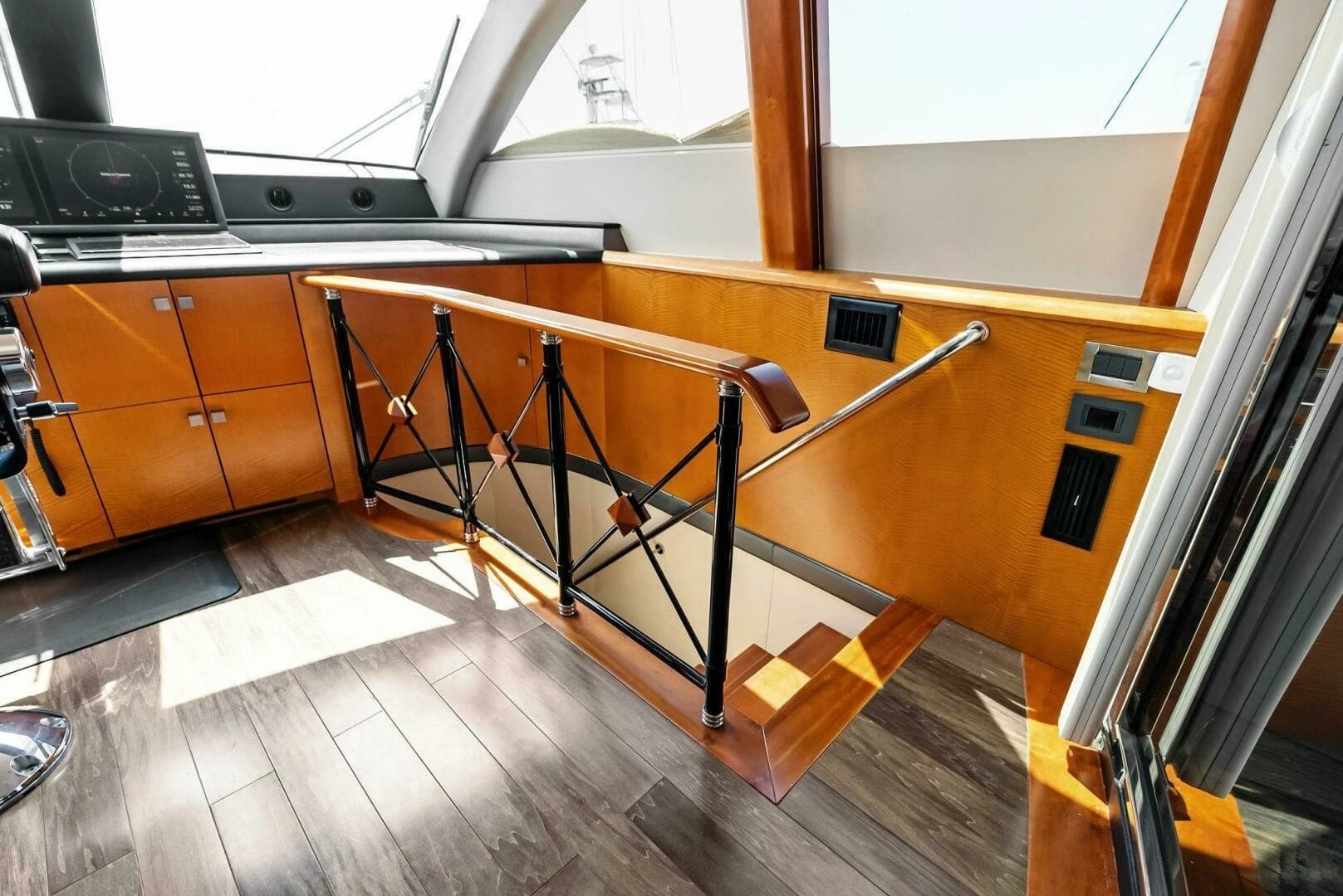 2006 Lazzara Yachts 84 Skylounge - Image 22