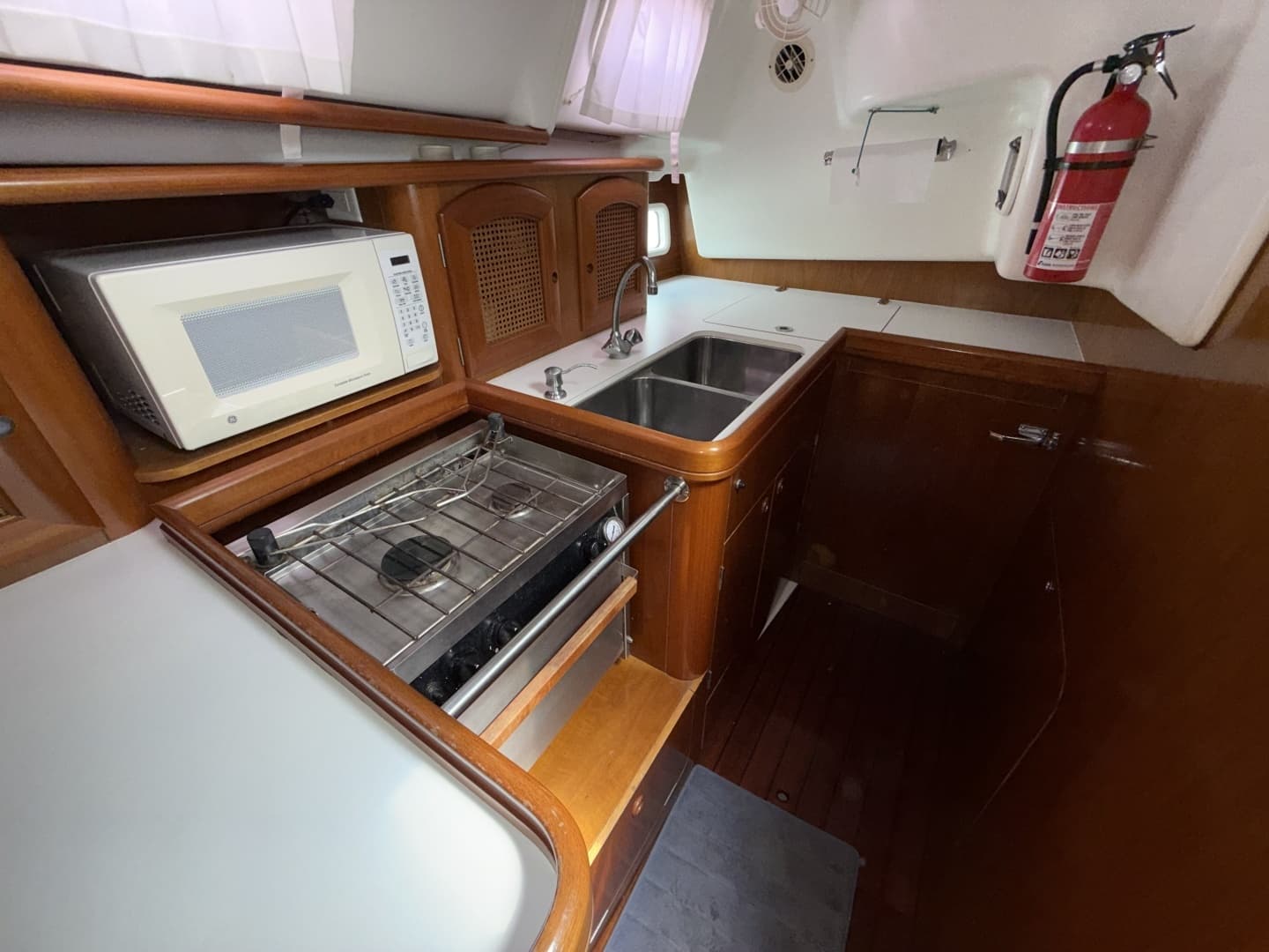 1998 Beneteau 411 - Image 10