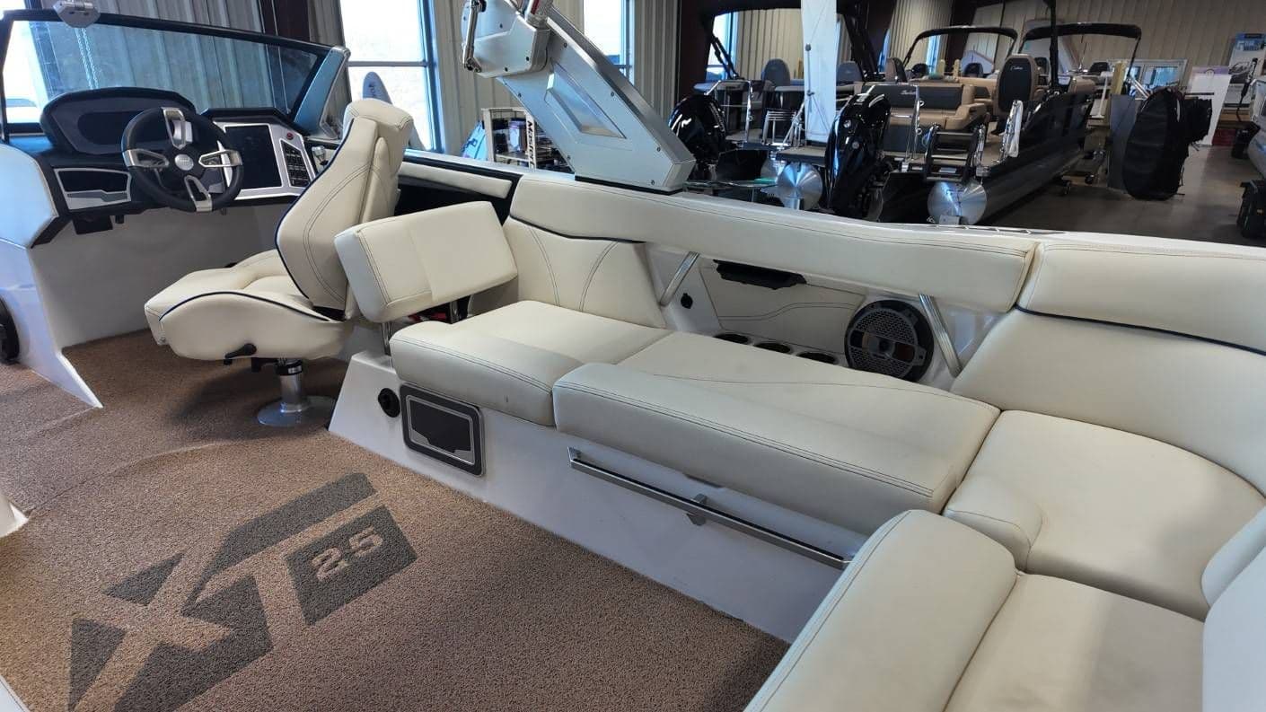 2022 MasterCraft XT25 - 13
