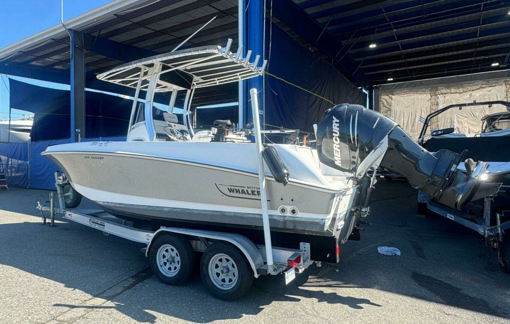 2014 Boston Whaler 220 Outrage - Image 5