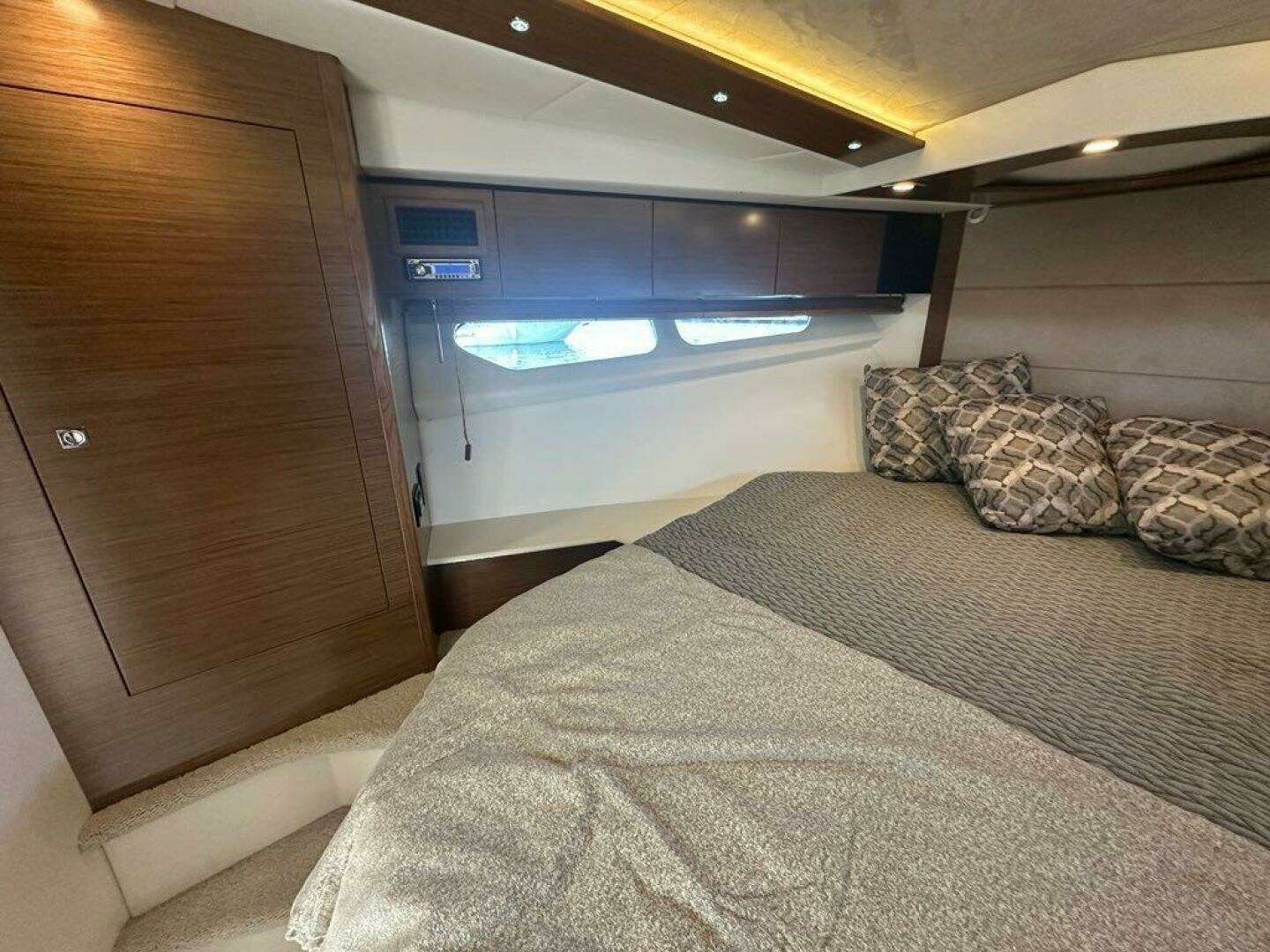 2015 Cruisers Yachts Cantius - Image 40