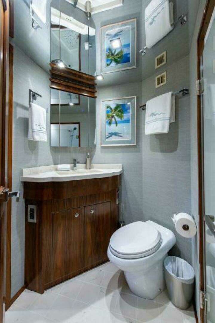 2018 Viking Enclosed Flybridge - Image 34