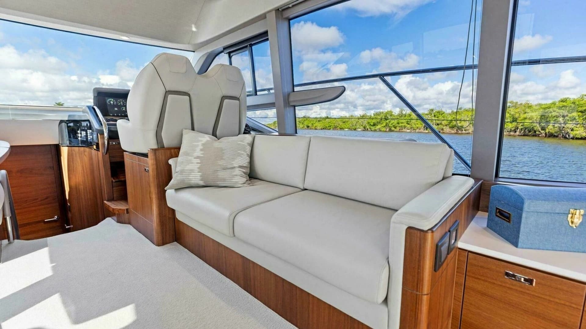 2025 Princess F50 Flybridge - Image 9