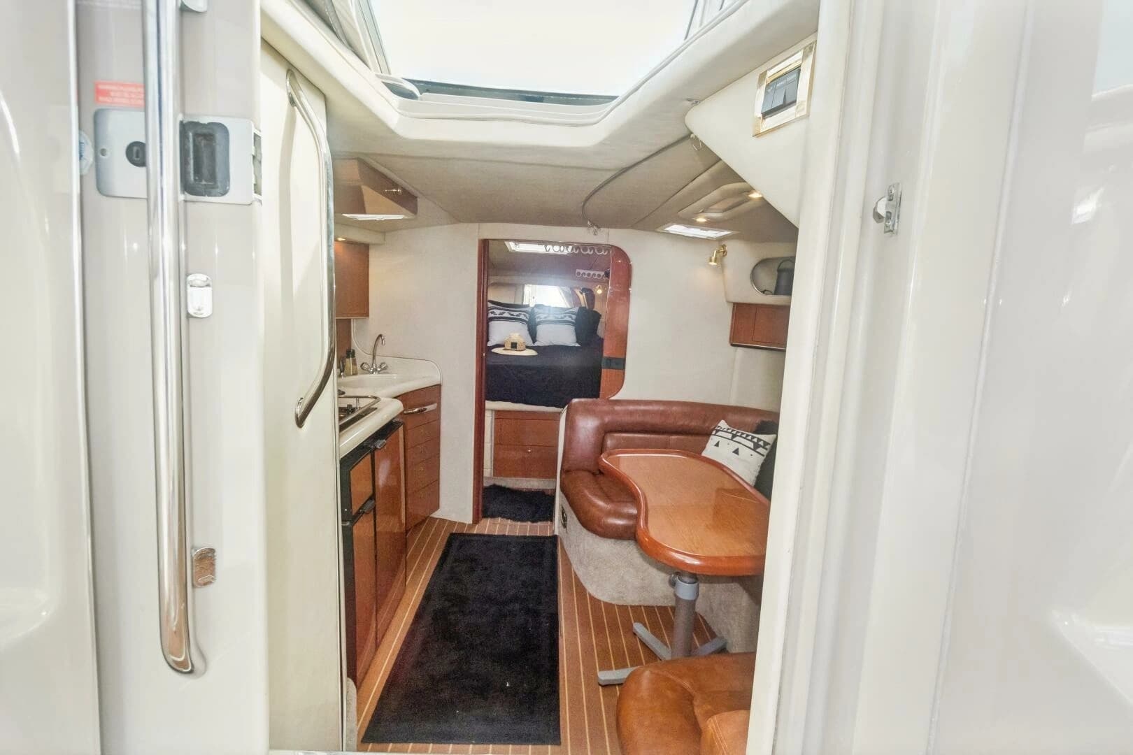 2000 Sea Ray 370 Express Cruiser - Image 9
