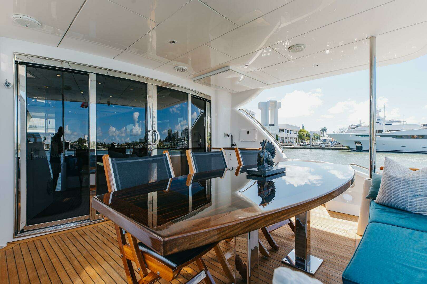 2014 Hatteras 80 - Image 11