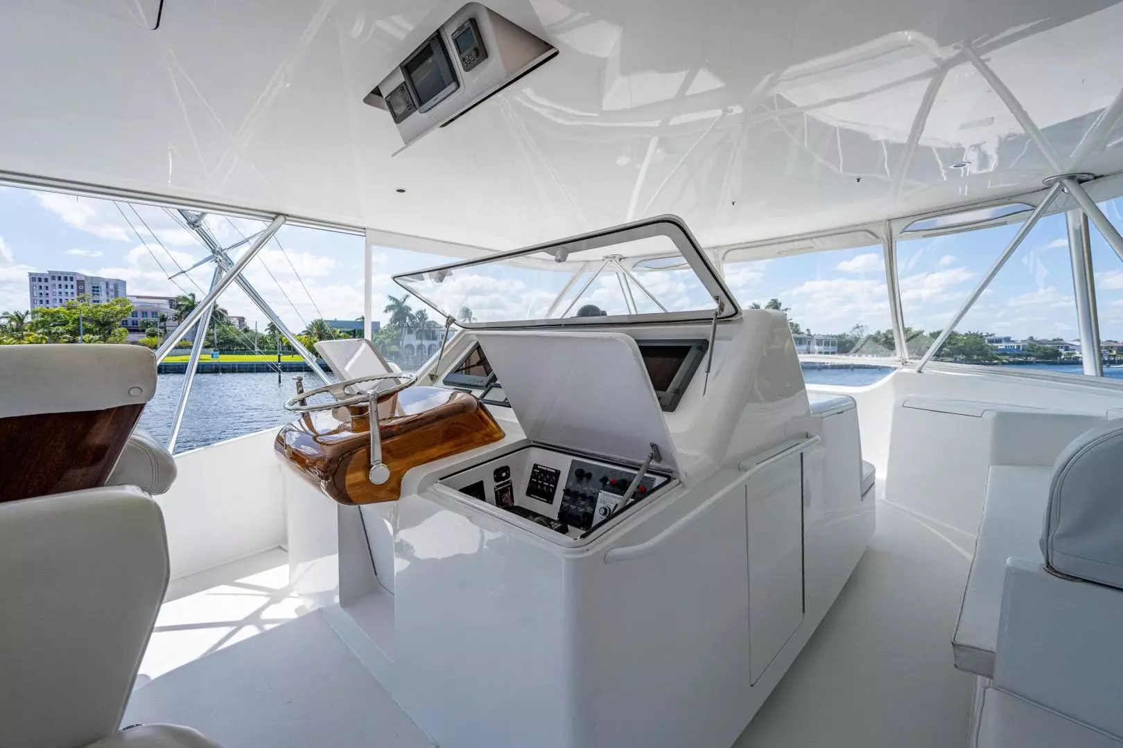 2005 Viking 74 Convertible - Image 34