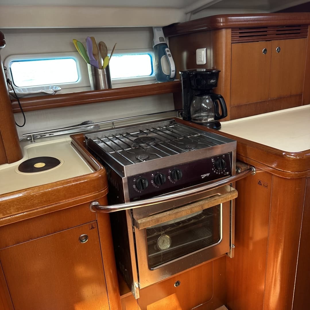 2006 Beneteau 523 - Image 39