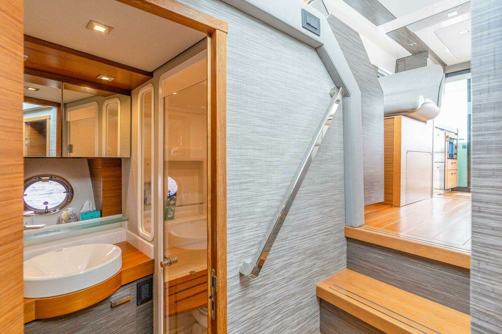 2021 Tiara Yachts 4400 Flybridge - Image 31