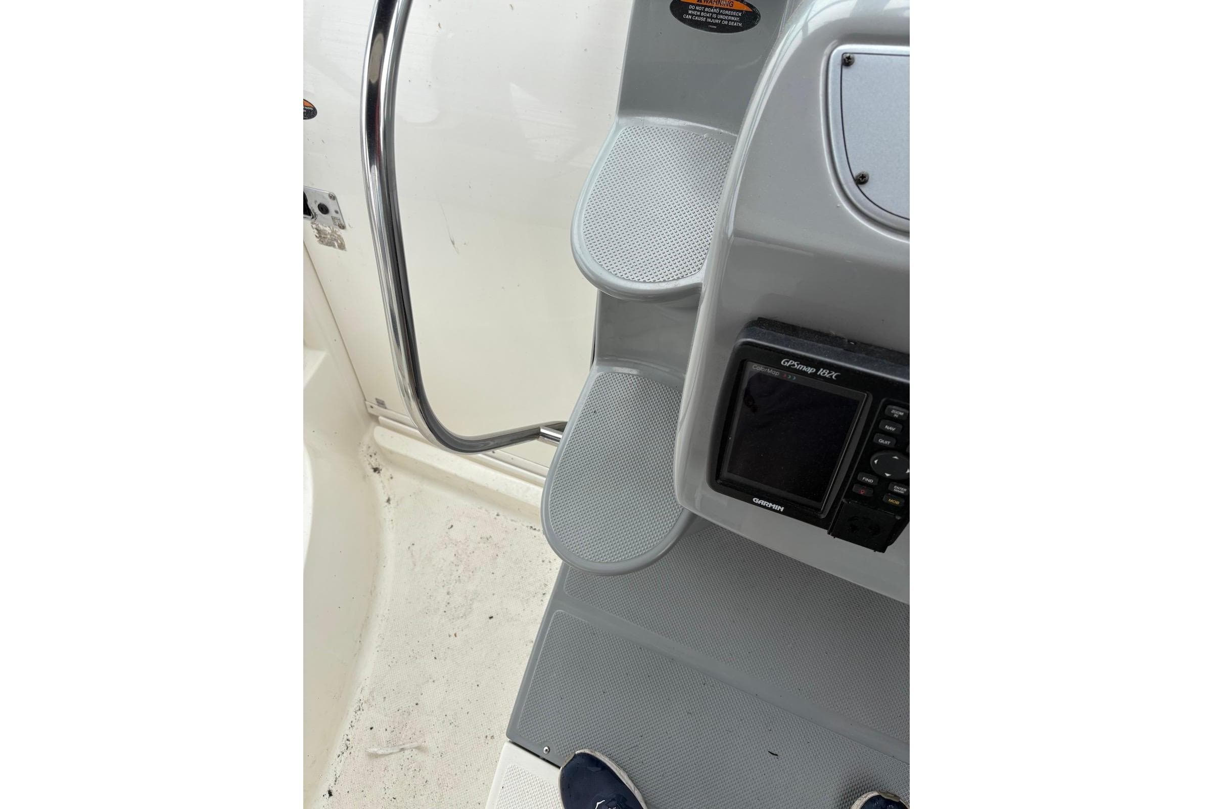 2004 Maxum 3100 SE boat interior with steps and Garmin GPS device.