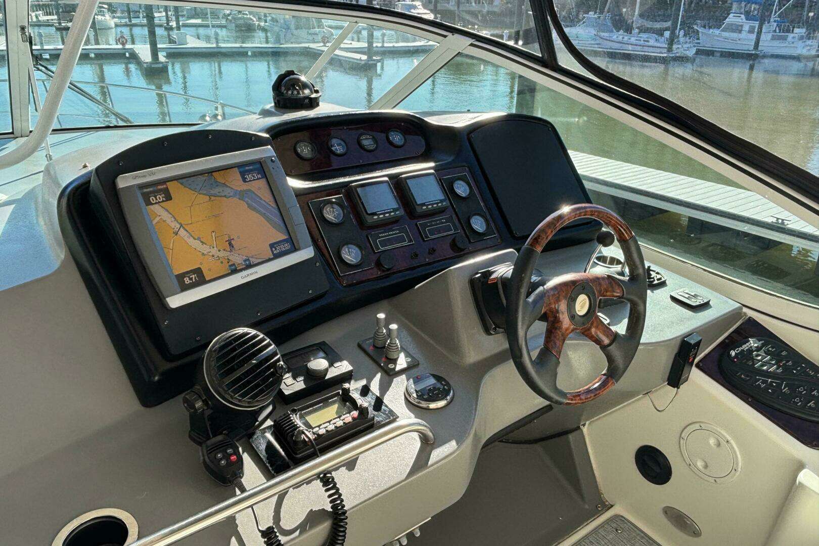 2005 Cruisers Yachts 455 Express Motor Yacht - Image 11