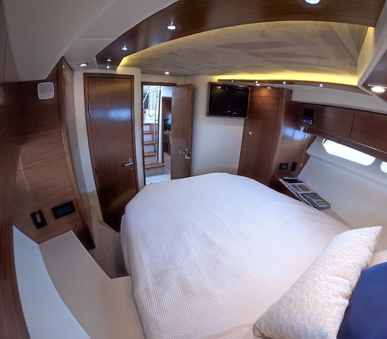 2016 Cruisers Yachts Cantius - Image 22