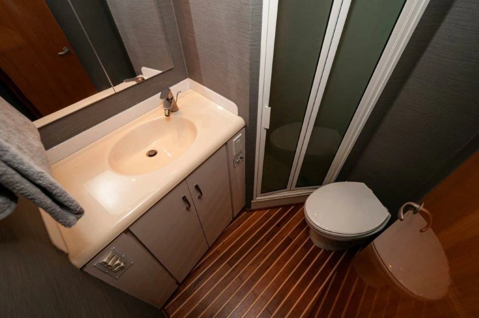 2001 Viking 61 Convertible - Image 26