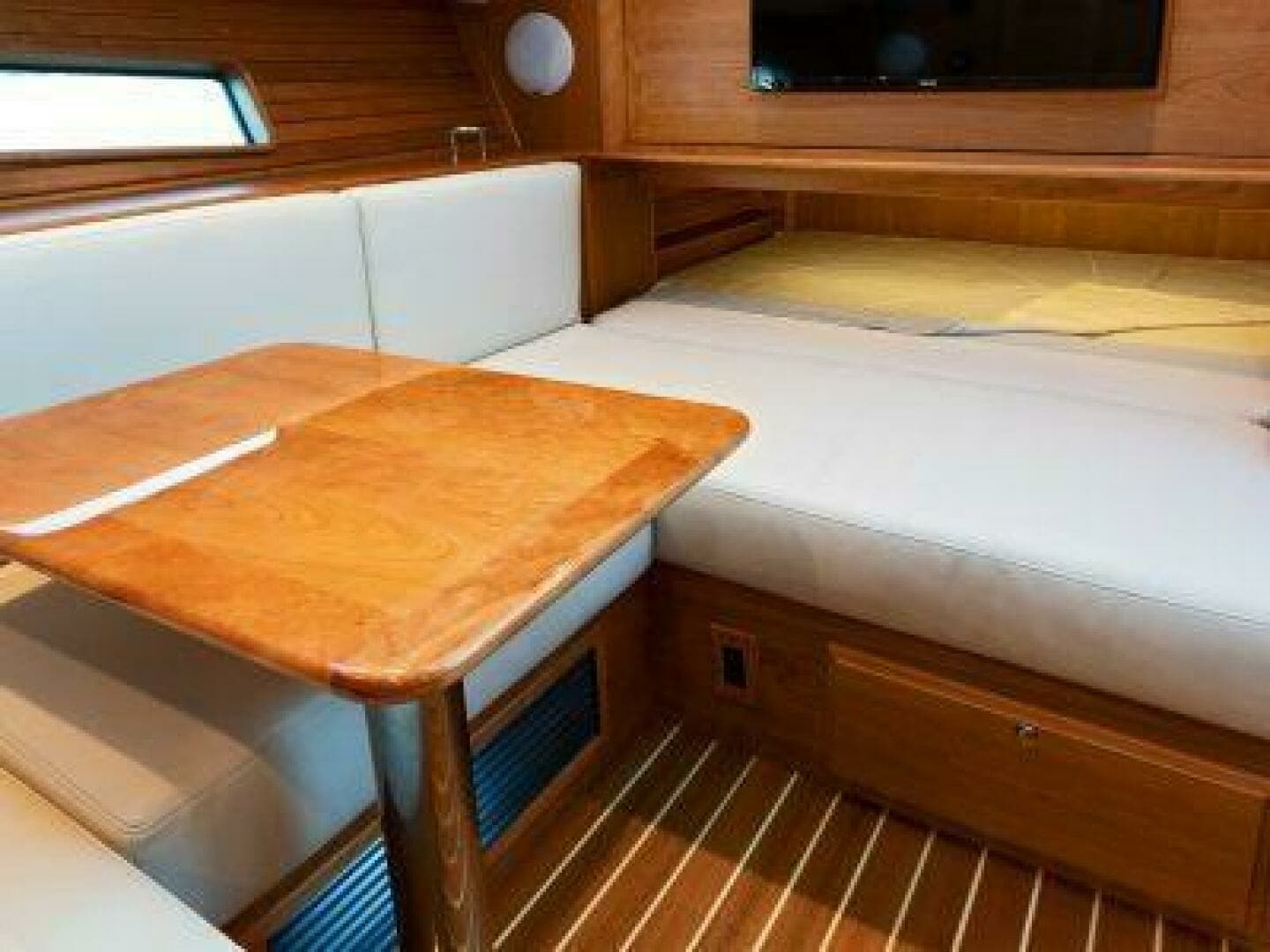 2027 Sabre 43 Salon Express - Image 11