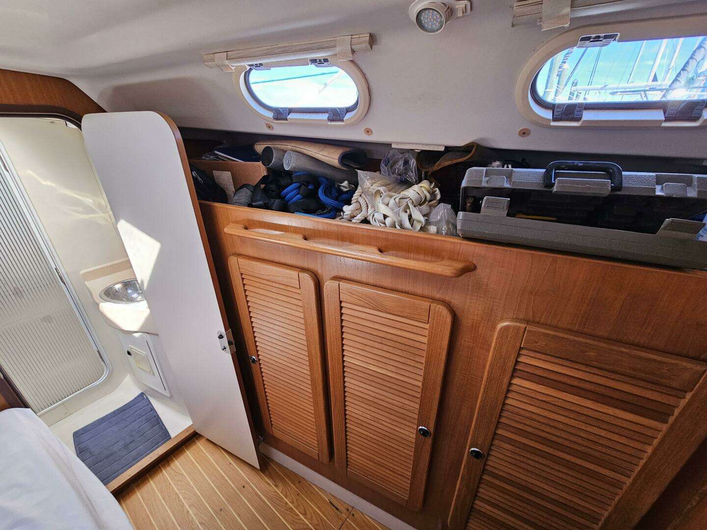 2001 Catalina 470 - Image 24