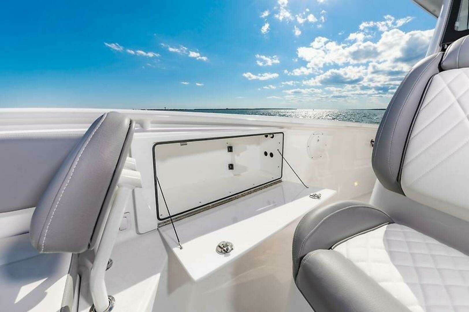 2023 Everglades 335CC - Image 32