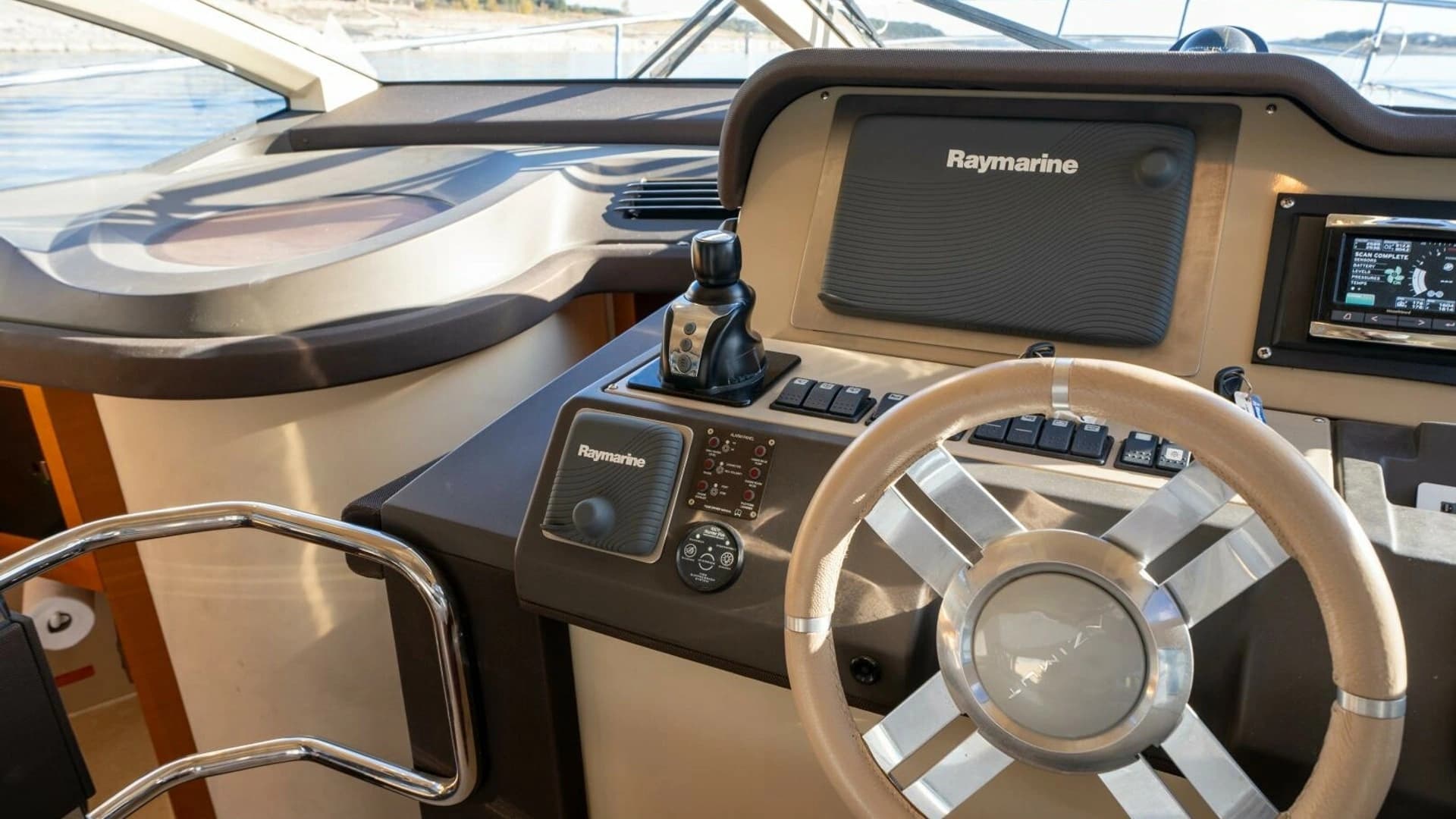 2013 Azimut 40 Flybridge - Image 31