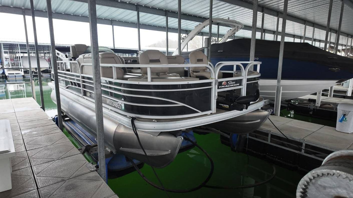 2022 Sun Tracker Fishing Barge 22