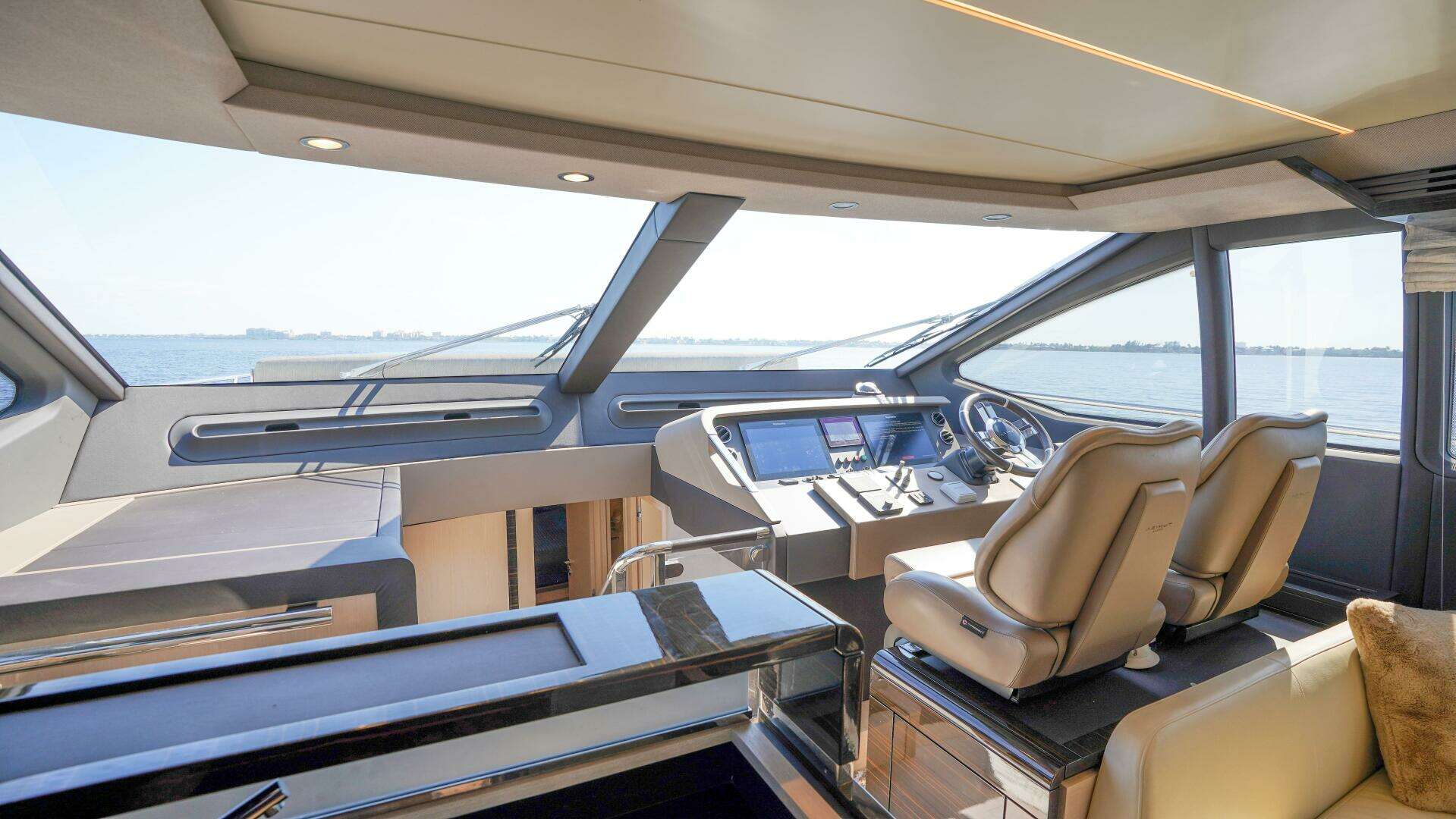 2017 Azimut 66 Flybridge - Image 32