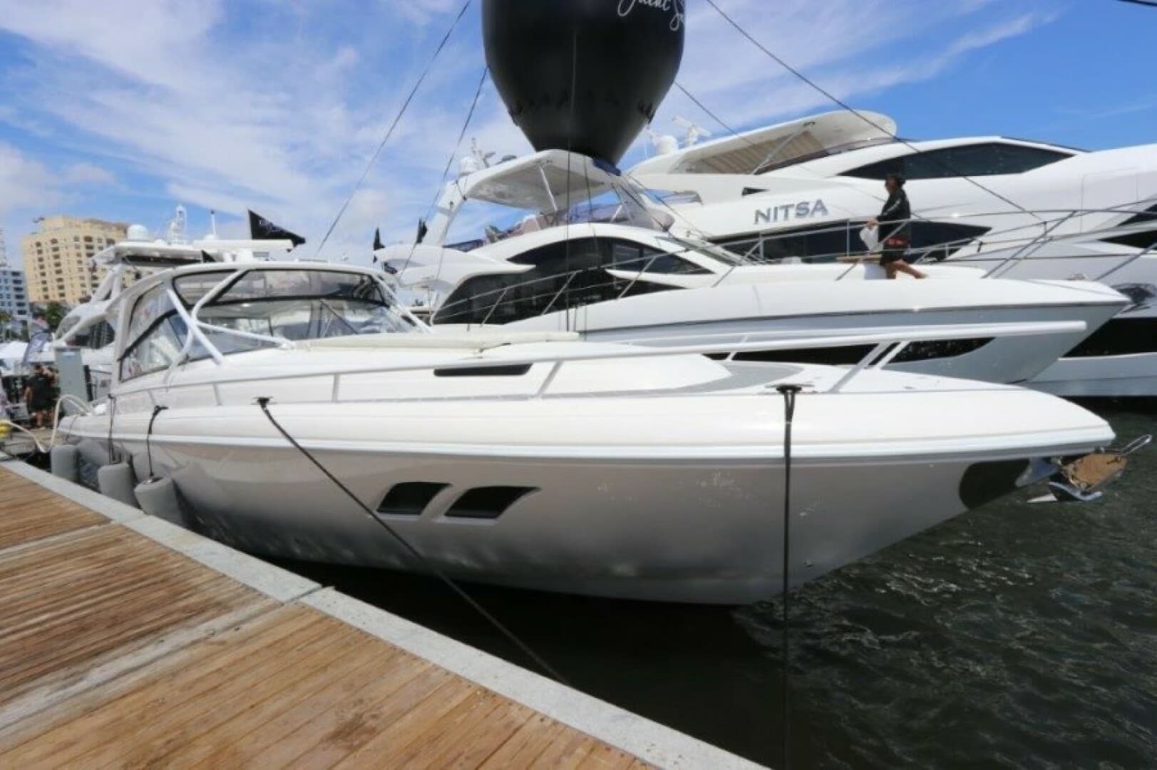 2019 Intrepid 475 Sport Yacht - Image 3