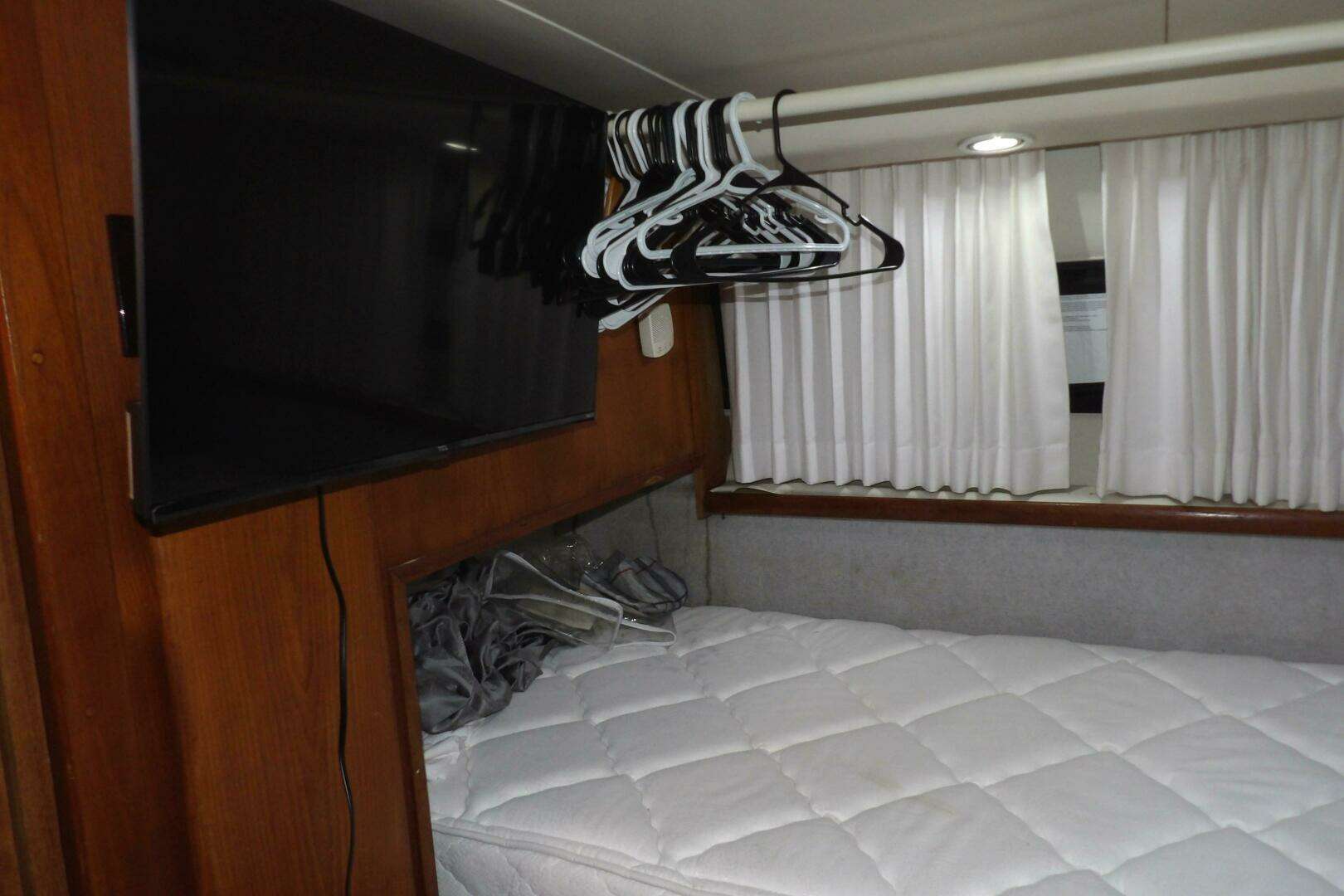 1992 Carver 28 Aft Cabin Motor Yacht - Image 27