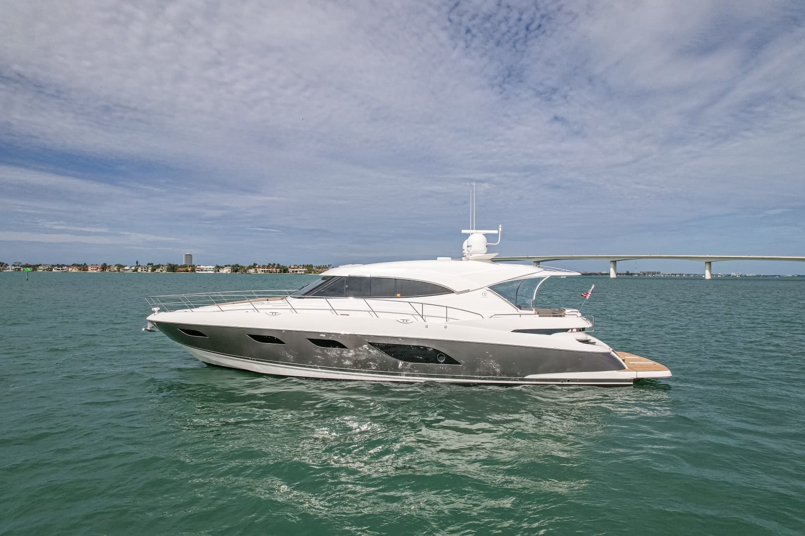 2015 Riviera 6000 Sport Yacht - Image 2